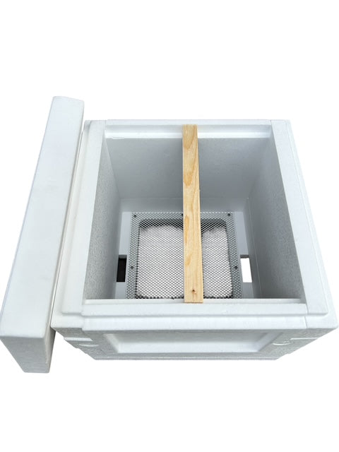 Mini Plus Styropor Beute mit  6 Rahmen, Trennschied– Boden mit Alu-Lüftungsgitter & 2 Fluglöchern (Kopie) Apisfarm Imkerei